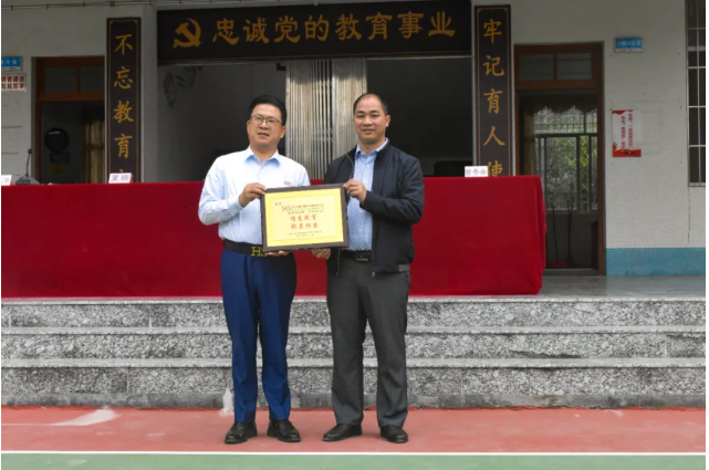 情系師生健康，愛心守護(hù)未來丨衍生健康醫(yī)藥向高村中學(xué)捐贈(zèng)價(jià)值28萬元的“元旦禮品”